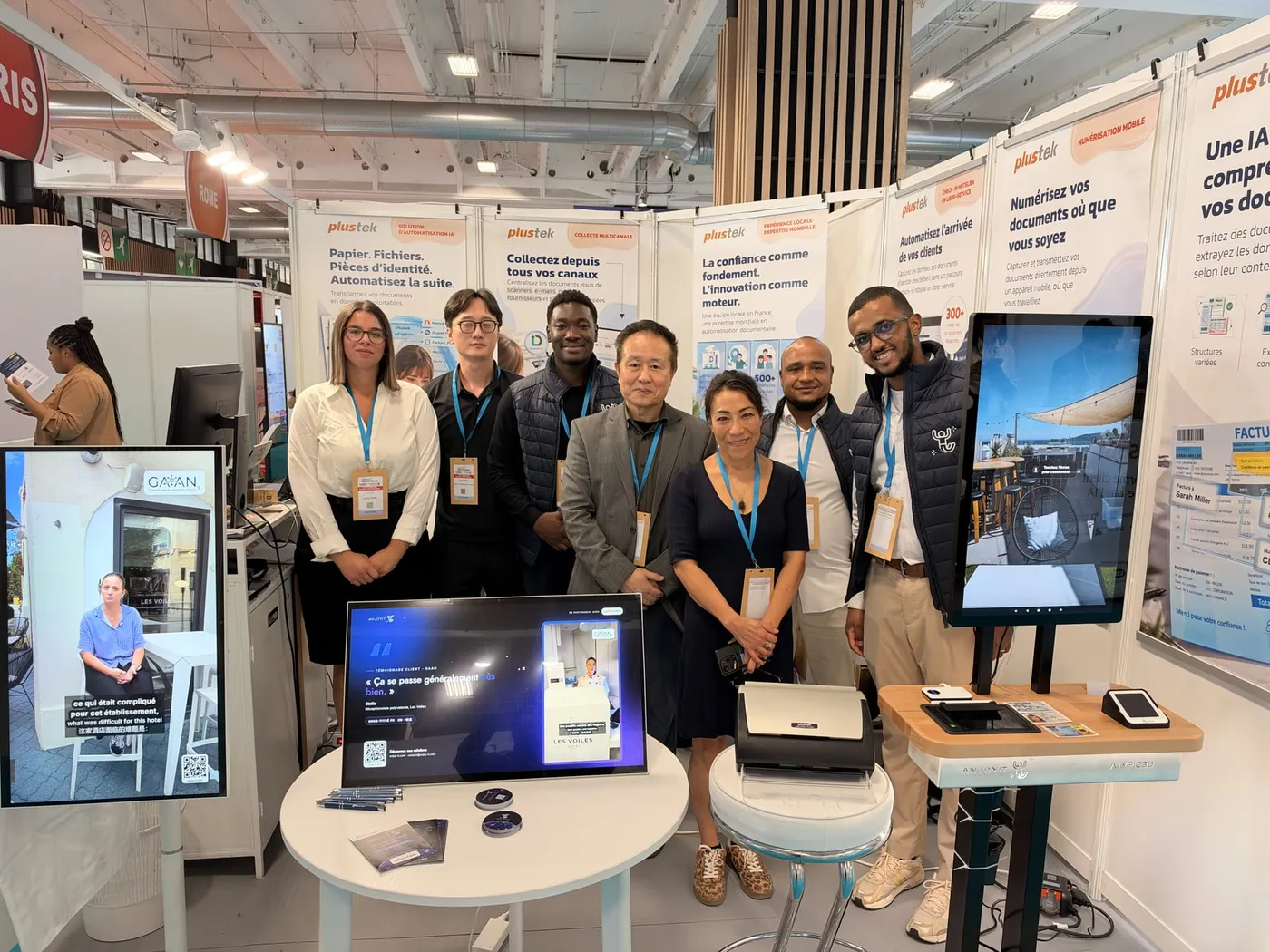 L’équipe Anjoy-IT réunie sur le stand du salon Tech Solutions