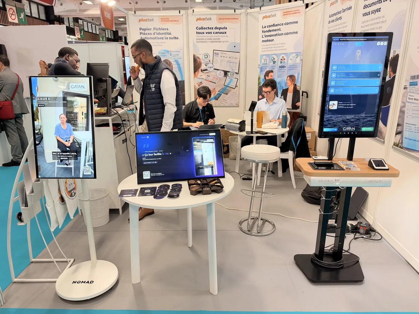 Le stand avec la borne de check-in et l’écran d’affichage dynamique