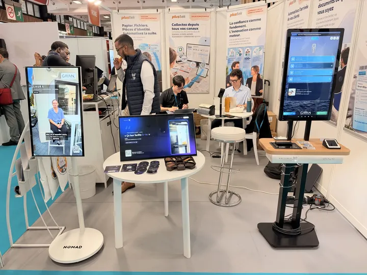Le stand avec la borne de check-in et l’écran d’affichage dynamique